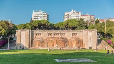 Lizbon Alameda Park 'taki Fonte Luminosa çeşmesinde zaman aşımı. Şehrin doğu bölgesindeki su kaynaklarını kutlayan ikonik simge. Konut binaları görünüyor. Portekiz