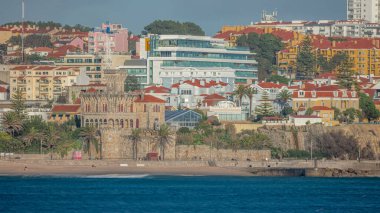 Forte de Cruz zaman dilimi, 17. yüzyıldan kalma Tamariz Sahili 'ndeki bir kale, şimdi bir etkinlik mekanı. Atlantik kıyısında siperleri olan tarihi bir şato. Arka planda modern binalar. Estoril, Portekiz
