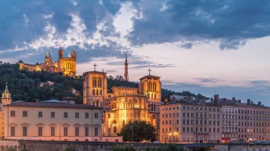 Aziz John 'un Vaftizci Katedrali ve Lyon' daki Notre-Dame de Fourviere Bazilikası 'nın zaman çizelgesi, günden geceye değişiyor. Rıhtım ve nehir kenarındaki binalar aydınlatılmış. Fransa