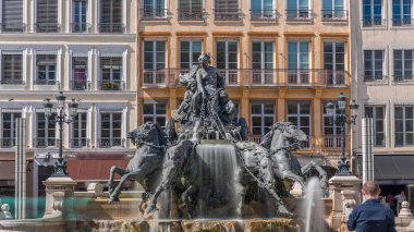 Belediye Binası yakınlarındaki Place des Terreaux 'da bulunan Lyon' un sembolü Bartholdi Çeşmesi 'nin hiperlapası. Akan suyla çevrili binicilik heykeli, tarihi mimari zaman çizelgesiyle çevrili. Fransa