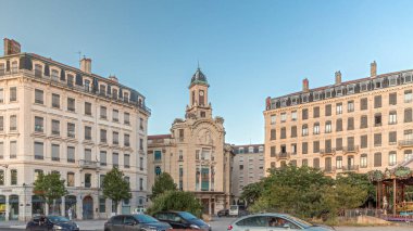 Antonin Jutard Meydanı 'nın ve Fransa' nın Lyon kentindeki Guillotiere Köprüsü 'nün yakınındaki rıhtım cephesindeki Mutaliyet Sarayı' nın hiperlapesi. Mavi gökyüzü altında, Victor Augagneur Meydanı 'nda trafik akıyor.