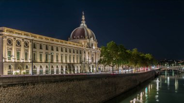 Lyon, Fransa 'da Grand Hotel-Dieu gece hızlandırması. Bu tarihi bina artık lüks bir alışveriş merkezi. Işıklandırılmış kubbeler ve avlular Rhone Nehri 'ne yansıyor.