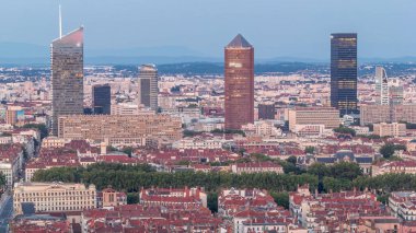 Gün batımından sonra Lyon 'un panoramik hava görüntüsü Fourviere Hill' den gece dönüşümüne kadar. Gökdelenler gökdelenlerle çevrili ve sıcak bir akşamda aydınlanan ikonik şehir simgeleri yer alıyor.