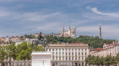 Fransa 'nın Lyon kentindeki Bellecour Meydanı' nda Avrupa 'nın en büyük yaya meydanı. Kral 14. Louis 'in binicilik heykeli canlı bir zaman dilimi altında tarihi binalarla çevrili.