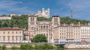Aziz John Vaftizci Katedrali 'nin hiperlapesi ve Lyon' daki Notre-Dame de Fourviere Bazilikası. Rıhtım ve binalar zaman çizgisine yansıdı. Bulutlu mavi gökyüzü. Fransa
