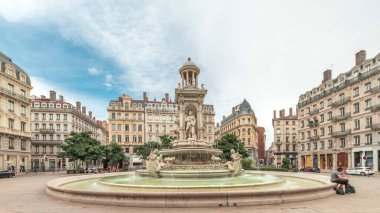 Fransa 'nın başkenti Lyon' da bulunan Place des Jacobins 'in hiperlapesi, tarihi binalarla çevrili Fontaine des Jacobins' e ev sahipliği yapmaktadır. Bulutlu bir gökyüzü altında hareketli şehir meydanı