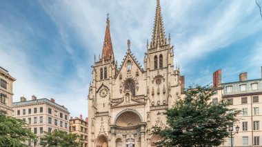 Fransa 'nın Lyon kentindeki Presqu' ile bölgesindeki Saint-Nizier Kilisesi 'nin hiperlapası. Kutsal Havariler Kilisesi olarak bilinen süslü detaylarla dolu tarihi bir Gotik kilisesi zaman çizelgesini sergiliyor.