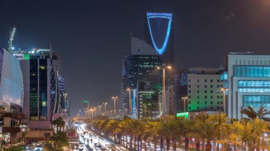 Riyad 'ın panoramik gece zaman çizelgesi. Krallık Kulesi Suudi Arabistan' ın başkentinin en yüksek gökdeleni ve simgesi. Aydınlatılmış modern binalar, canlı sahne, otoyol trafiği