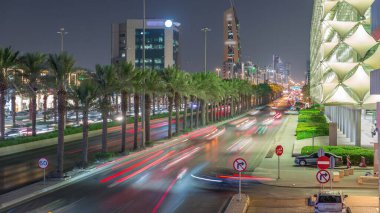 Suudi Arabistan, Riyad 'daki Kral Fahd Yolu' nun gece uçuşları. Günümüz kuleleri ve gökdelenleri ile çevrili Riyad Ulusal Kütüphanesi 'nin yakınındaki araçlarla yoğun bir trafik vardı.