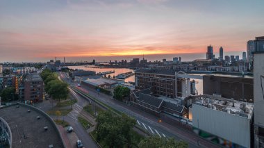 Rotterdam 'daki Katendrecht ve Maas Nehri gibi demirli gemilerle Maashaven' daki hava panoramik görüntüsü günden geceye geçiş zamanı. Eski fabrika yakınlarındaki trafik ofis ve etkinlik alanına dönüştü