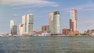 Rotterdam silueti, Nieuwe Maas Nehri bankasından Wilhelminapier ve Kop van Zuid 'e kadar uzanır. Modern gökdelenler, bu yeniden geliştirilmiş eski liman bölgesindeki gemi terminali ve rıhtım.