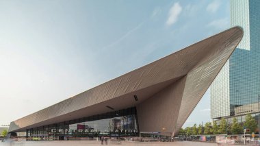 Rotterdam Merkez İstasyonu 'nun hiperlapesi, Hollanda, Güney Hollanda' daki ana demiryolu merkezi. Arka planında gökdelenler olan modern mimari ve kare zaman diliminde meşgul insanlar
