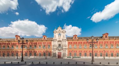 San Telmo Sarayı Seville, İspanya 'da zaman atlaması. Eskiden navigatörler için üniversite, şimdi ise Endülüs Hükümeti 'nin merkezi. Süslü görünüşlü ve zengin tarihli Barok mimarisi