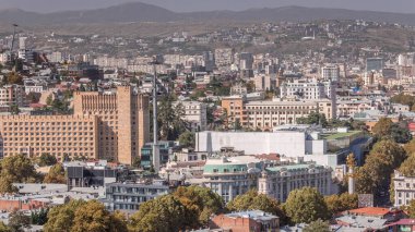 Şehrin merkezindeki özgürlük meydanındaki hava manzaralı sütun. Tiflis 'teki Aziz George Anıtı. Tarihsel binalar çatılar, bakış açısına göre. Georgia