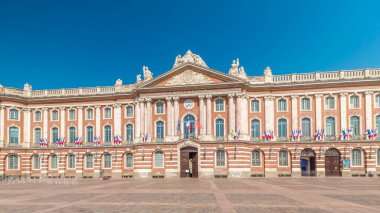 Capitole de Toulouse ön cephesi hiperhızlandırılmış zaman gösterileri Fransa 'nın tarihi belediye binası ve belediye kalbi Capitole Meydanı' nda çarpıcı mavi gökyüzü altında yer almaktadır.