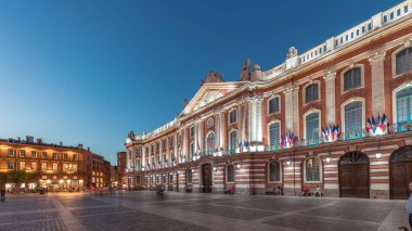 Capitole de Toulouse 'da gece gündüz geçiş zamanı hiperhızlandırılmış şehir merkezi ve Fransa' nın tarihi merkezi Toulouse, Capitole Meydanı 'nda akşam üstü gökyüzü altında sergilenmektedir.