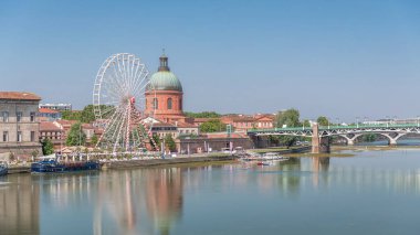 Garonne Nehri 'nden La Grave Hastanesi' nin yeşil kubbesine, Saint-Pierre Köprüsü 'ne, Saint-Pierre Meydanı' na ve nehir kıyısında dönme dolaba kadar her yeri görebiliyoruz. Toulouse, Fransa