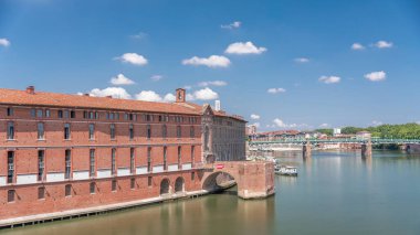 Toulouse 'un tarihi Dieu Saint-Jacques Oteli' nin Fransa 'nın Garonne Nehri kıyısındaki hava hızında düşüşü. Eski 16. yüzyıl hastanesi, şu anda Tıp Tarihi Müzesi 'nin zamanaşımına ev sahipliği yapıyor.