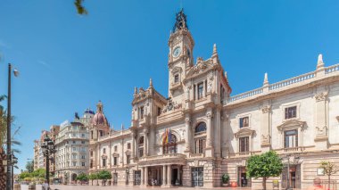 Valencia Belediye Binası (Ajuntament de Valencia) Plaza de Ayuntamiento 'da zamanaşımına uğradı. Mavi gökyüzünün altında saat kulesi olan tarihi bir bina. İspanya 'nın ana meydanında gezinen insanlar