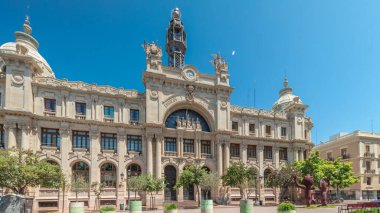 Valensiya 'daki tarihi posta ofisi (Palau de les Comunicacions) Belediye Binası Meydanı' nda (Plaza del Ayuntamiento Meydanı) zaman aşımına uğradı. Süslü cephe, trafik ve İspanya şehir merkezinde mavi bir gökyüzü..