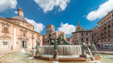 Valencia Plaza de la Virgen 'in panoramik zaman atlaması, İspanya' nın tarihi bulutlu gökyüzü altında Turia Fountain, Cathedral ve Basilica de la Virgen de los Desamparados sergileniyor.