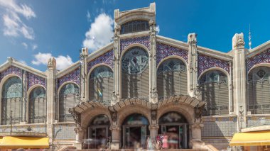 Valencia Merkez Pazarı zaman aşımına uğradı. Çarpıcı mimarisi, boyalı camları, kubbesi ve fayans detayları olan tarihi bir kamu pazarı. Market Meydanı 'nda, Santos Juanes Kilisesi yakınlarında. İspanya