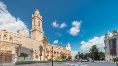 Valencia, İspanya 'daki Santo Domingo Manastırı' nda Tetuan zaman atlaması. Eski Askeri Komuta Merkezi 'ne ev sahipliği yapan tarihi bina. Bulutlu gökyüzü ve sokak trafiği.