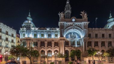 Valensiya 'daki tarihi posta ofisi (Palau de les Comunicacions) Belediye Binası Meydanı' nda (Plaza del Ayuntamiento Plaza del Ayuntamiento) gece zaman aşımına uğradı. İspanya şehir merkezinde sokak ve cephe trafiği.