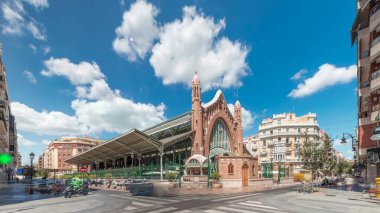 Valencia, İspanya 'da Mercado de Colon zaman atlaması, göz kamaştırıcı Art Nouveau mimarisi. Güzelce restore edilmiş bir pazar binasında dükkanları ve kafeleri olan popüler turistik yerler..