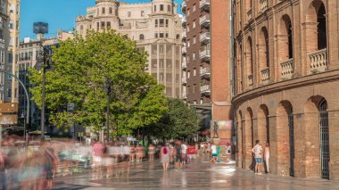Valencia Bulvarı 'ndan (Plaza de Bous) Timelapse ve Nord İstasyonu yakınlarındaki Bull Fighting Museum. İnsanlar tarihi amfi tiyatronun etrafında mavi bir arkaplanla dolaşıyorlar. Valencia, İspanya.