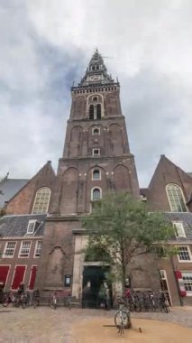 Amsterdam 'ın eski kilisesi Oude Kerk' ün hiperlapesi, şehrin en eski kilisesi, Oudekerkerksplein Timelapse 'deki De Wallen bölgesinde tarihi evlerle çevrili. Hollanda 'nın ikonik simgesi
