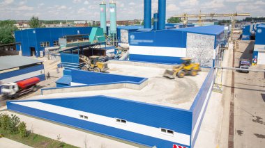Havadan malzeme üretimi için bir çimento fabrikasının bölgesi. İnşaat ve endüstri ekipmanları açık platformda çalışıyor