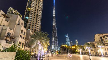 Dubai şehir merkezinde ve Burj Halife göl kıyısında, Dubai, BAE 'de fıskiye ve köprüsü olan bir hiperhıza sahip. Burj Halife dünyanın en yüksek binasıdır. Şeyh Zayed Yolu, Birleşik Arap Emirlikleri 'nde yer alıyor..