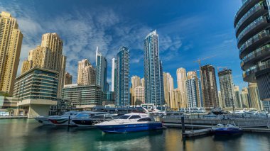 Dubai Marina 'da yüzen yatları ve tekneleri vardı. İş şehrinin Dubai 'deki liman bölgesinde aşırı hızlanma zamanı, BAE