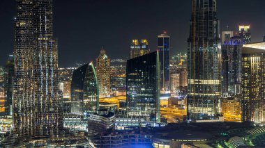 Gece Dubai şehir merkezindeki gökyüzü zaman çizelgesi. Şeyh Zayed yolunun en üst manzarası. Çok sayıda aydınlık kulesi ve gökdelenleri var. Yollarda trafik vardı. Ünlü simge.