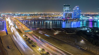 Ticaret körfezi köprüyü geçiyor, 13 şeritli köprü, havaalanı yakınlarındaki Dubai Deresi üzerinde. Geceleyin suda yansıma