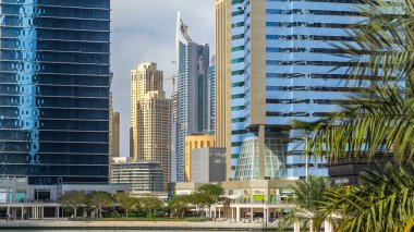 Rıhtımdaki palmiyeli gökdelenlerin zaman çizelgesi. Dubai, BAE 'de Dubai marina kuleleri olan Jumeirah Gölü Kuleleri' ndeki konut binaları. Rıhtımdan görüntüle