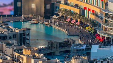 Şehir merkezinde dans eden fıskiyeler ve Dubai, BAE 'de köprü zaman ayarlı insan yapımı bir göl. Dubai dans çeşmeleri dünyanın en büyük çeşmeleridir ve yüksekliği 150 metredir..