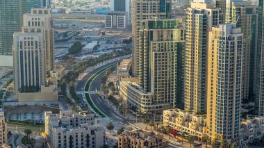 Dubai şehir merkezindeki yol manzarası gün batımından önce gündüz trafiği, metro hattı ve gökdelenlerle dolu. Bu Dubai, BAE 'nin ikonik görüntülerinden biri.