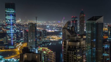Gece vakti büyük, modern bir şehrin havadan görünüşü gece trafiği, aydınlık gökdelenler, ofis binaları. İş Körfezi, Dubai, Birleşik Arap Emirlikleri.