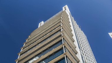 İş alanındaki modern binaların zaman çizelgesine bak. Yansımalı cam cephe gökdelenleri. Ekonomi ve finans kavramı. Dubai, BAE