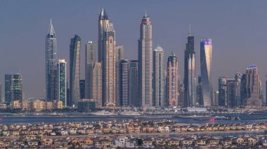 Dubai Marina ufuk çizgisi, hava geçiş zamanı, villalar, Dubai, BAE 'deki Palm Jumeirah' da görüldüğü gibi. Dubai 'nin bu kısmında 50 kattan fazla gökdelen var.