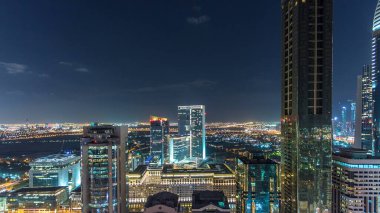 Dubai şehir merkezinde mimarlık gecesi zaman aşımı. Şeyh Zayed yolu üzerinde, finans bölgesinde ve trafikte aydınlık gökdelenleri olan hava manzaralı bir yer. Uzun kuleler ve bulutlu gökyüzü