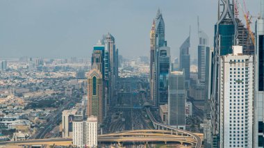 Dubai Şeyh Zayed Yolu trafiği Dubai şehir merkezi yakınlarındaki kavşak zaman aralığında bu yolların yoğunluğunu gösteriyor. Gün batımından önce kuleden gökyüzü manzarası