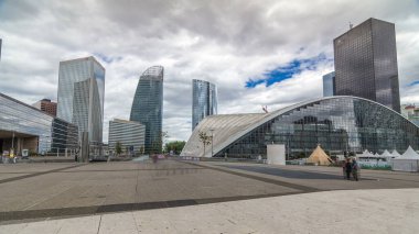 Paris 'te yüksek binalar ve kongre merkezleri olan yüksek hızlı modern iş ve finans bölgelerinin savunma zaman çizelgeleri. Meydandan bak. Bulutlu gökyüzü ve modern kulelerde yansımalar