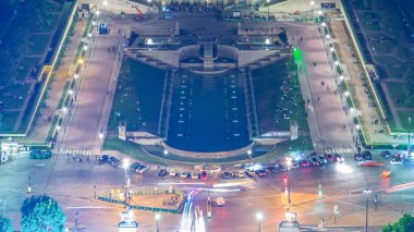 Paris Şehri ve Seine Nehri 'nin, Eyfel Kulesi gözlem güvertesinin tepesinde çekildiği Hava Gecesi zaman çizelgesi. Akşam aydınlatması. İş dünyasının modern gökdelenleri