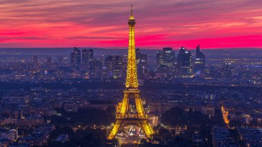 Paris Panoraması gece geçiş timelapse gün batımı gün sonra. Eyfel Kulesi manzara gözlem güverte montparnasse Paris - Fransa bina. Yaz günü, renkli gökyüzü