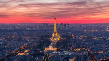 Gün batımından geceye geçiş zamanından sonra Paris Panoraması. Yaz gününde gökyüzü ne kadar da renkli. Paris-Fransa 'daki Montparnasse binasının gözlem güvertesinden Eyfel kulesi manzarası.