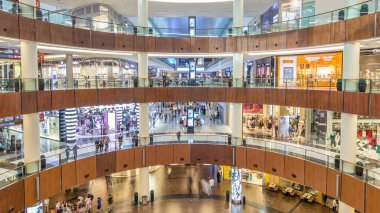 Dubai Mall alışveriş merkezine timelapse üstten görünüm içinde. İnsanlar üzerinde birkaç düzeyde. Dubai Mall alışveriş merkezinin toplam alan tarafından dünyanın en büyük alışveriş merkezi olan.