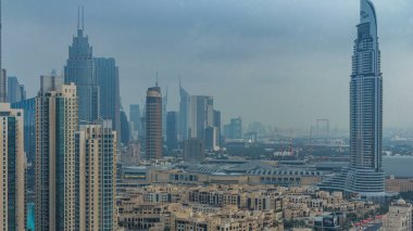 Dubai Şehir Merkezi 'nden gece gündüz geçiş zamanı. Büyük fütüristik şehir üzerinde hava manzarası. Dubai ve AVM 'nin gökdelenleri, Birleşik Arap Emirlikleri. Çatıdan sabah silueti